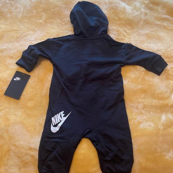 Nike - Picture 2 of 3